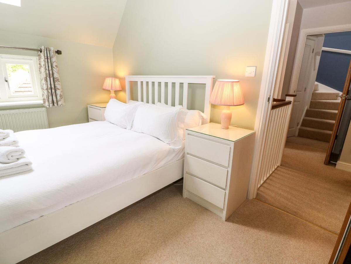 3 Painters Field Villa Cirencester Bagian luar foto